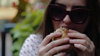 Güzel kız Chicago'da sokakta Burger yiyen