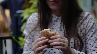 Güzel kız Chicago'da sokakta Burger yiyen