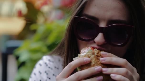 Menina bonita come hambúrguer na rua em Chicago — Vídeo de Stock