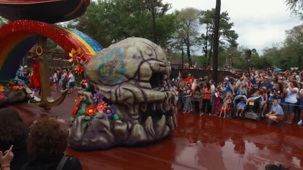 Universalpark, Parade van helden van geanimeerde 4kfilms. Universele Park Orlando, een populaire attractiepark in Orlando (Florida) — Stockvideo