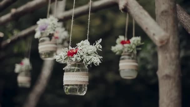 Dekorationen für Hochzeitsgläser mit Blumen — Stockvideo