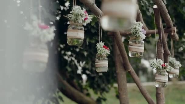 Decoraciones para tarros de boda con flores — Vídeos de Stock