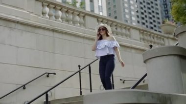 Pretty Woman Merdivenlerden Aşağı Yürüyüş ve Cep Telefonu konuşuyor.