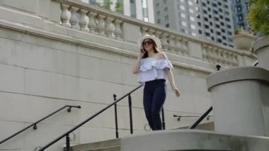 Pretty Woman Merdivenlerden Aşağı Yürüyüş ve Cep Telefonu konuşuyor.