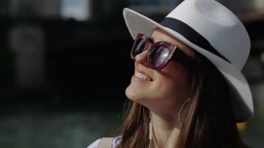 Charming Woman Başını Yukarı Yükseltir ve Güneş görünüyor.