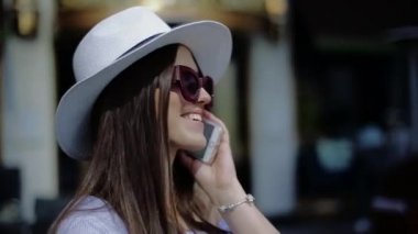 Güzel Kadın Numarayı Çevirdikten Sonra Cep Telefonukonuşuyor.