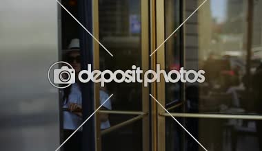 Zarif Bayan döner kapılar aracılığıyla otelden dışarı gidiyor.