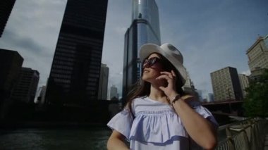 Güzel erkek Quay ile Her saç sallayarak rüzgarda üzerinde duruyor.