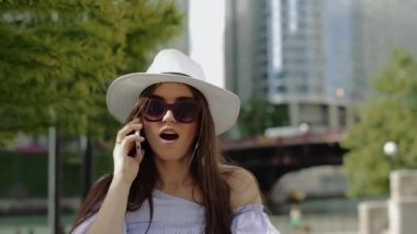 Güzel kadın Talking üzerinde cep telefonu dışında ayakta Quay üzerinde olduğunu.