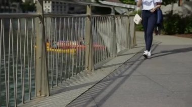Genç güzel kadın yürüyüş aşağı Street dans ediyor.