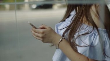 Bu yansıma, genç kadın çevirme üzerinde cep telefonu numaram.