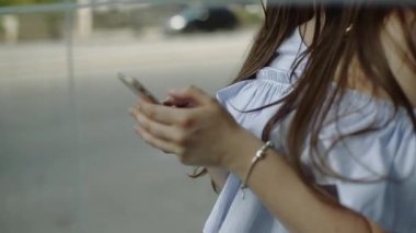 Bu yansıma, genç kadın çevirme üzerinde cep telefonu numaram.
