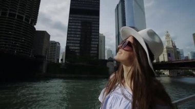 Mutlu Pretty Woman Quay ile saç sallayarak üzerinde duruyor