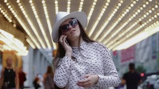 Mujer bastante joven felizmente chats en el teléfono celular . — Vídeos de Stock