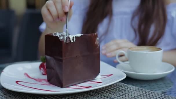 Kleine köstliche Konfektion verpackt in braunem Karton steht auf dem Tisch. — Stockvideo