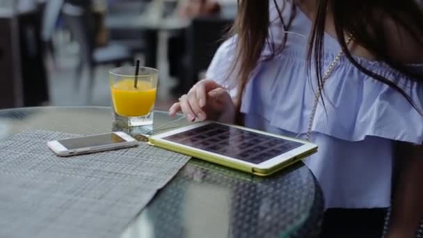 Mulher bonita está trabalhando com Tablet pc Olhando ao redor . — Vídeo de Stock