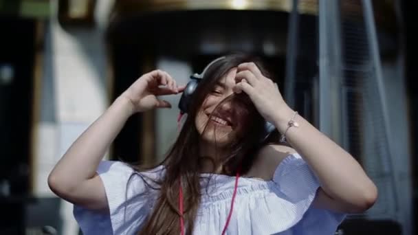 Belle jeune femme danse assise ou debout à l'extérieur — Video