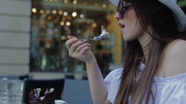 Elegante donna gode di mangiare dolci pasticceria in Street Cafe . — Video Stock