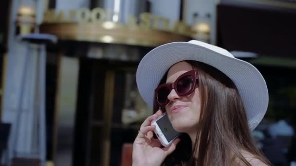 Συνομιλίες της όμορφης κοπέλας στο τηλέφωνο στην ηλιόλουστη μέρα του καλοκαιριού. — Αρχείο Βίντεο