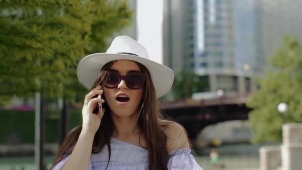 Hermosa mujer está hablando en el teléfono móvil de pie fuera en el muelle . — Vídeos de Stock