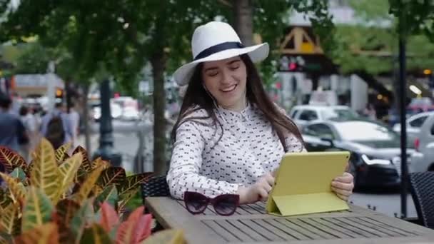 Mujer alegre está hablando utilizando la conexión de vídeo en la tableta PC — Vídeo de stock