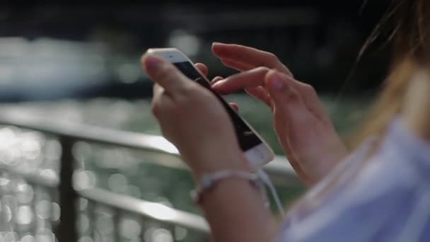 Es la imagen de cerca del número de marcación de la mujer en el teléfono móvil — Vídeos de Stock