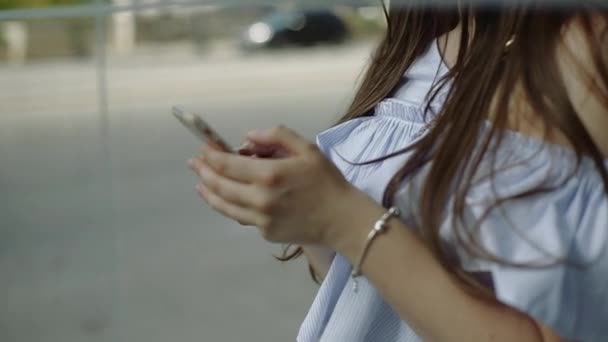 C'est le reflet d'un jeune numéro de téléphone féminin sur un téléphone cellulaire . — Video