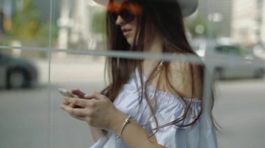 Bu yansıma, genç kadın çevirme üzerinde cep telefonu numaram.