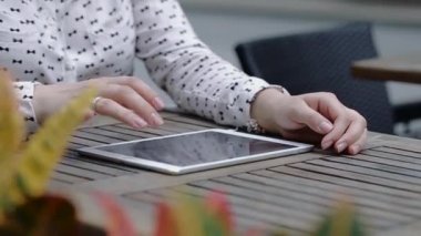 Gülümseyen ve gülerek çalışma ile Tablet pc güzel kadındır