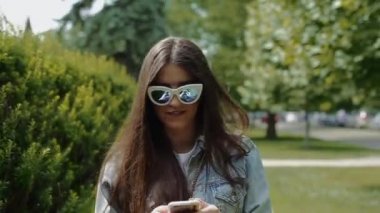 Yakışıklı esmer yürüyüş parkı ve yaz aylarında cep telefonuyla sohbetler.
