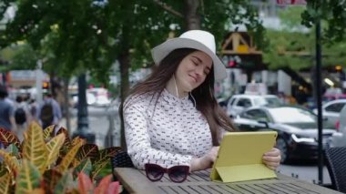 Neşeli kadındır kullanarak Video bağlantısı konuşurken Tablet PC'de