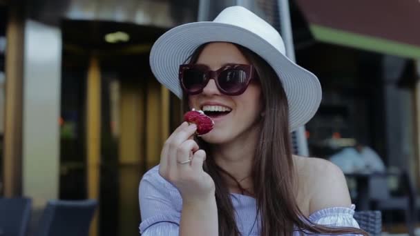 Молодая и красивая женщина ест клубнику со сливками — стоковое видео