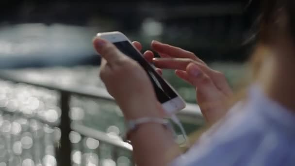 Bu yakın çekim görüntü, kadın arama üstünde hareket eden telefon numaram — Stok video