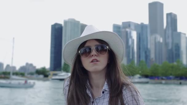 Happy Pretty Woman står på den Quay med hennes hår viftade — Stockvideo