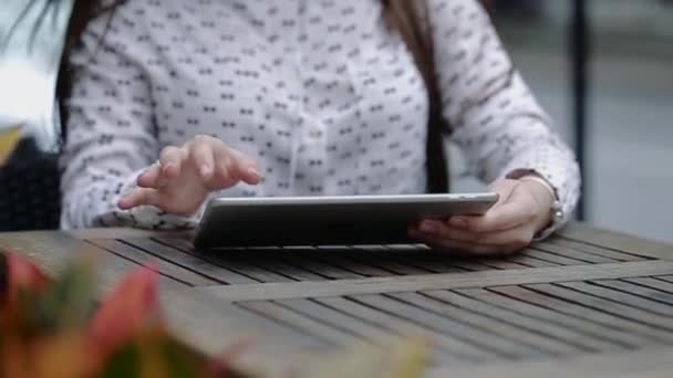Mujer joven está trabajando con Tablet PC sonriendo y riendo — Vídeo de stock