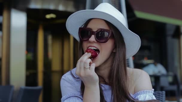 Jovem e bela fêmea está comendo morango com creme — Vídeo de Stock