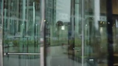 Güzel ince sarışın kız mağaza üzerinden Door, döner ve telefonu alır.