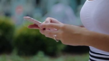 Bir telefon ve taşır slayt üzerinde tutan kadın.
