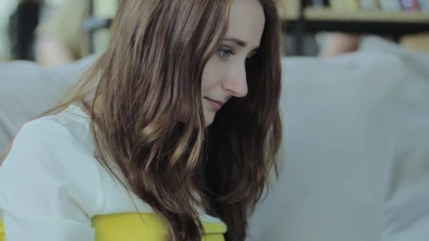 Flicka med hennes hår leende och arbetar på en bärbar dator. — Stockvideo