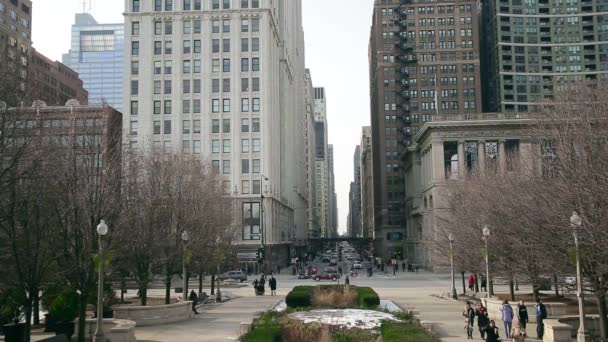 Mann überquert mit Tablet Straße in Chicago — Stockvideo