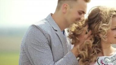 aşık genç bir çift ile onların evde beslenen hayvan köpek güzel bir orman yoluyla birlikte yürüyoruz. ağır çekim.