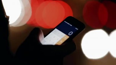 Gece telefon ile şirin çocuk. Adam telefonu hava hd çalışma