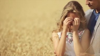 aşık genç bir çift ile onların evde beslenen hayvan köpek güzel bir orman yoluyla birlikte yürüyoruz. ağır çekim.