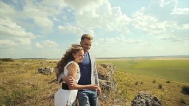 aşık genç bir çift ile onların evde beslenen hayvan köpek güzel bir orman yoluyla birlikte yürüyoruz. ağır çekim.