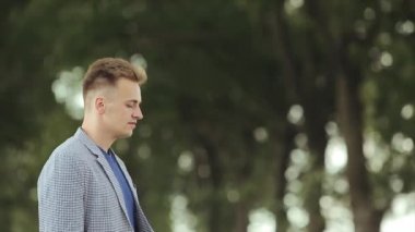 aşık genç bir çift ile onların evde beslenen hayvan köpek güzel bir orman yoluyla birlikte yürüyoruz. ağır çekim.