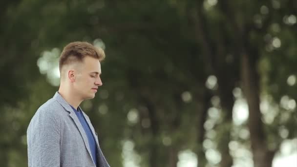 Un jeune couple amoureux se promène ensemble dans une belle forêt avec son chien de compagnie. Au ralenti . — Video