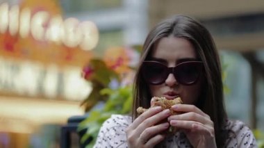 Güzel kız Chicago'da sokakta Burger yiyen