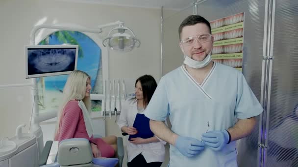 Стоматолог в офисе — стоковое видео