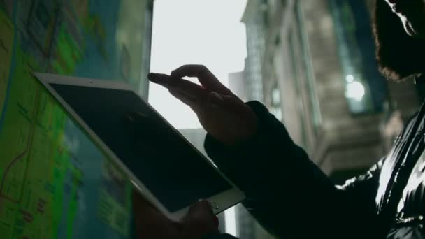 Man With Tablet Crossing the Road in Chicago — Stock Video