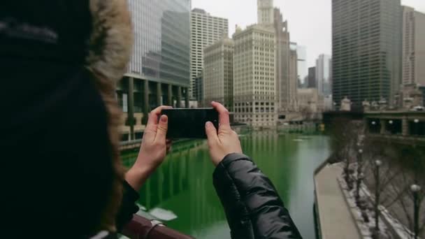 Mann überquert mit Tablet Straße in Chicago — Stockvideo